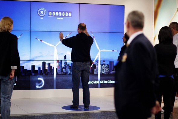 General Electric dreht am Frankfurter Airport das große, virtuelle (Wind)-Rad (Foto: Initiative Airport Media)