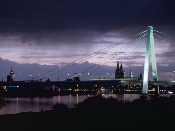 "Mer losse de Dom in Kölle" - und die Photokina auch: Stadtpanorama mit der Severinsbrücke (Foto: Koelnmesse)