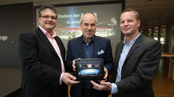 Bayer 04-Geschäftsführer Wolfgang Holzhäuser mit Dirk Backofen von der Deutschen Telekom (links) und Michael Ganser von Cisco bei der Präsentation in der BayArena (Foto: Bayer 04 Leverkusen GmbH)