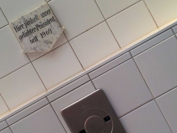 Botschaften am Herren-WC: In der Münchner MaxE noch in Stein gemeißelt - bei LG aufs Display gebracht (Foto: Thomas Kletschke/ invidis.de)