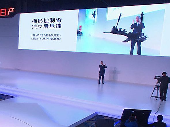 Rechts auf der Bühne stellt( Jason Yang das Modell von Dongfeng Nissan zusammen (Foto: RTT)
