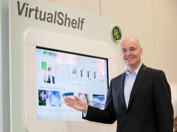 Dr. Jörg Ehmer - bis Ende Juni 2013 Sprecher des Vorstands der ElectronicPartner Handel SE - präsentiert das Virtual Shelf (Foto: Electronic Partner)