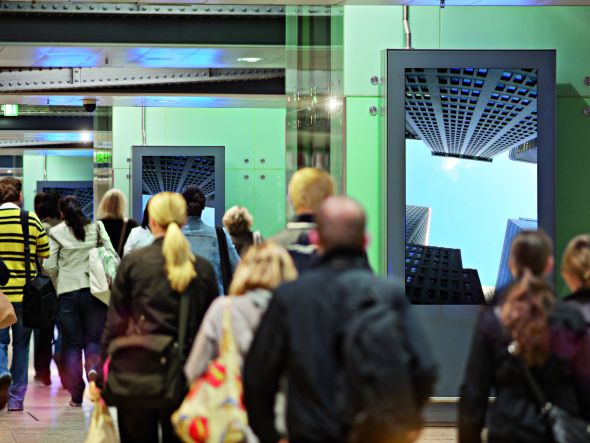 An DooH-Medien kommt keiner vorbei, ohne sie zu beachten: OC-Station am Kölner Hauptbahnhof (Foto: Infoscreen GmbH)