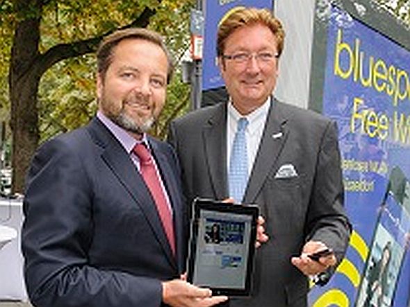 Daniel Wall (l.) und Düsseldorfs OB Dirk Elbers (r.) bei der "digitalen Grundsteinlegung" (Foto: Wall AG)