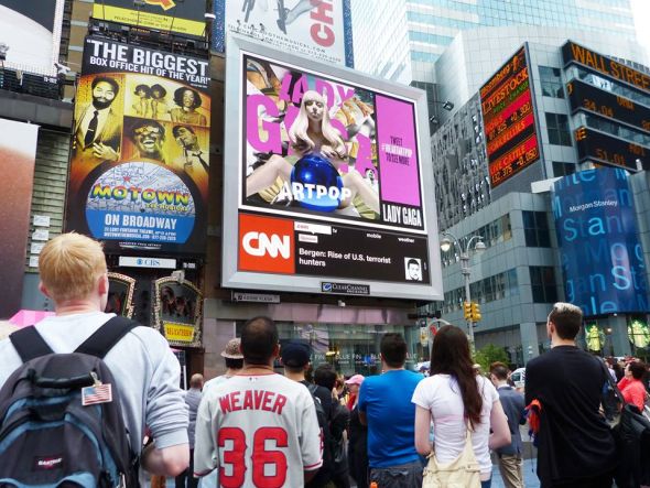 Weltweite DooH-Kampagne von Clear Channel - Lady Gagas neues Cover in New York (Foto: Clear Channel Outdoor)