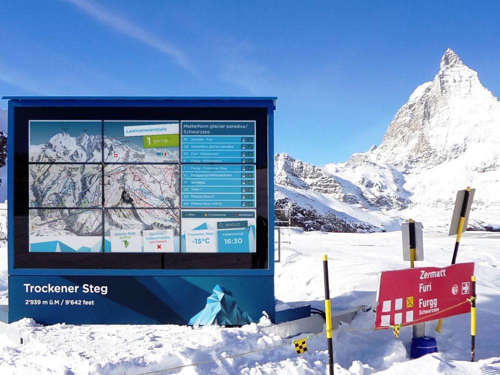 Zermatt: Digitale Großbildleinwand am Trockenen Steg (Foto: netvico)