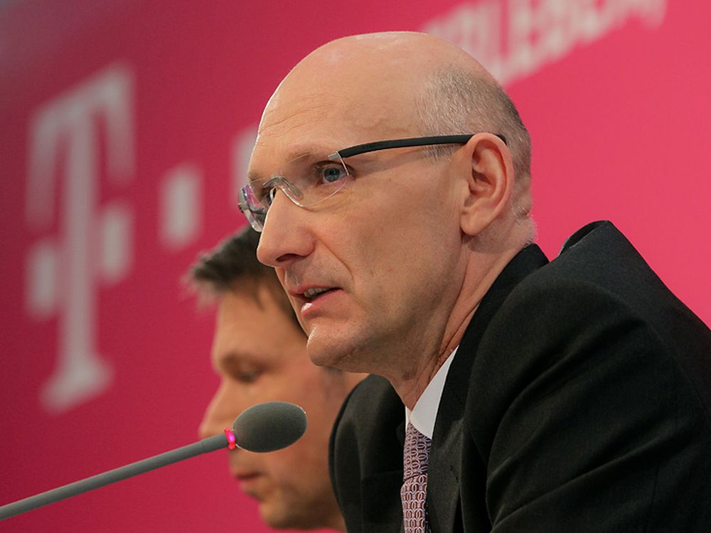 Wachablösung auch beim Verband: René Obermann (l.) und Timotheus Höttges (vorne rechts) (Foto: Deutsche Telekom)