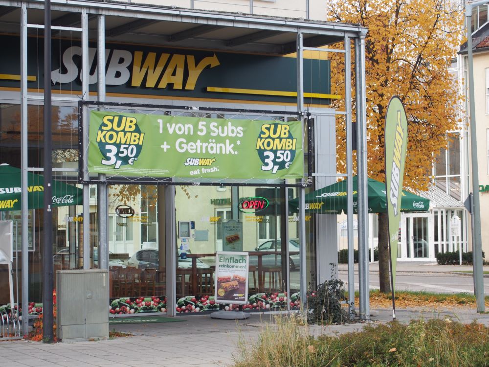 An der Ecke: Der Subway beindet sich im Einkaufszentrum und ist zugleich von zwei Straßen sichtbar (Foto: TK/ invidis.de)
