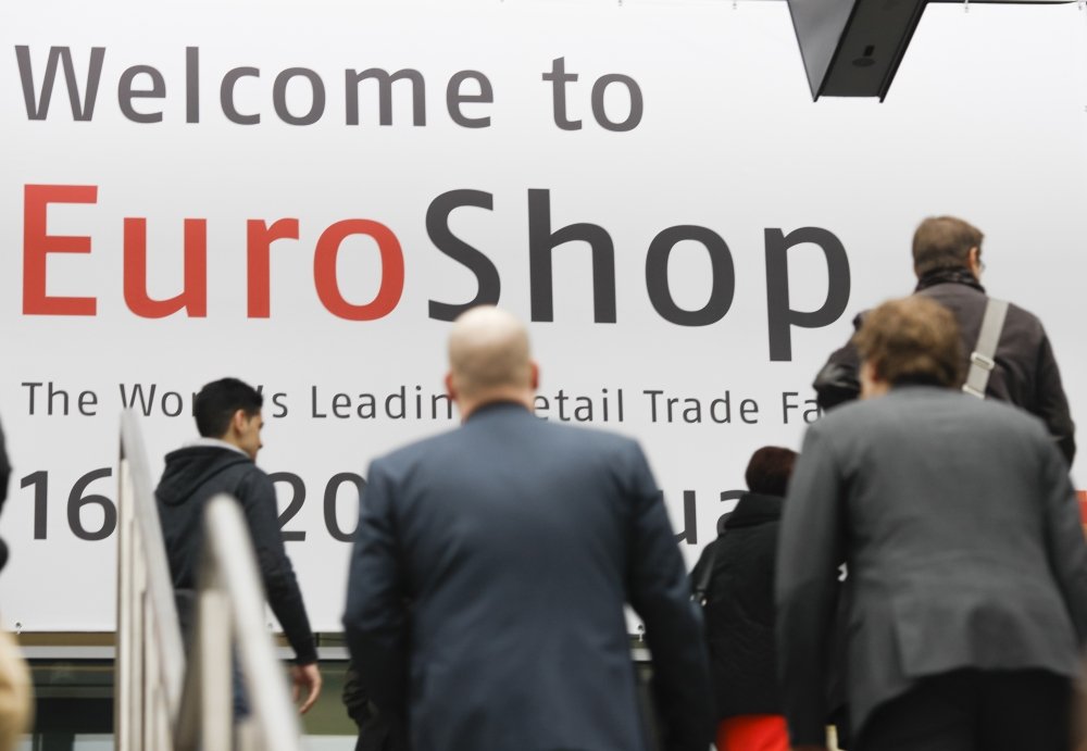Die EuroShop ist sowohl die weltweit groesste Investitionsguetermesse fuer den Handel und seine Partner, als auch eine unerlaessliche Plattform fuer Zukunftstrends, Visionen und Retail_Impressionen zum Anfassen.