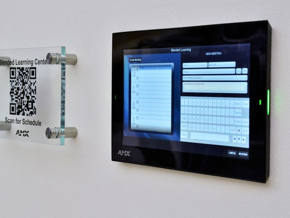 Modero-S Touch Panel - mit LEDs auf der Frontseite und Türschild für Quick-Response-Terminplanung (Foto: AMX)