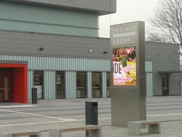 Vor der EmslandArena können sich Besucher am neuen beidseitigen Outdoor-Display informieren (Foto: LECON)