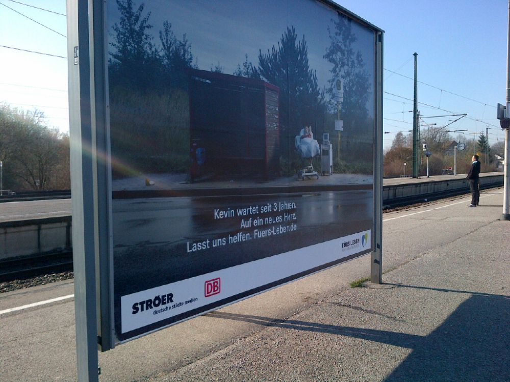 "Fürs Leben"-Kampagne 2014: Plakat am Bahnhof Freising (Foto: TK/ invidis.de)