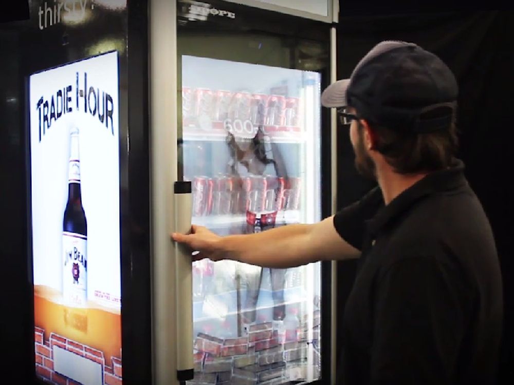 Bewirbt Coke, Mineralwasser oder Jim beam: neuerDigital Signage Kühlschrank von Coca Cola (Screenshot: invidis.de)