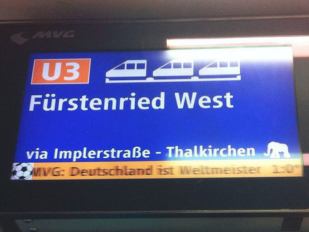 Aktuelles Medium beim Großereignis: Anzeige in der Münchner U-Bahn nach dem Titelgewinn bei der WM 2014 (Foto: invidis.de)