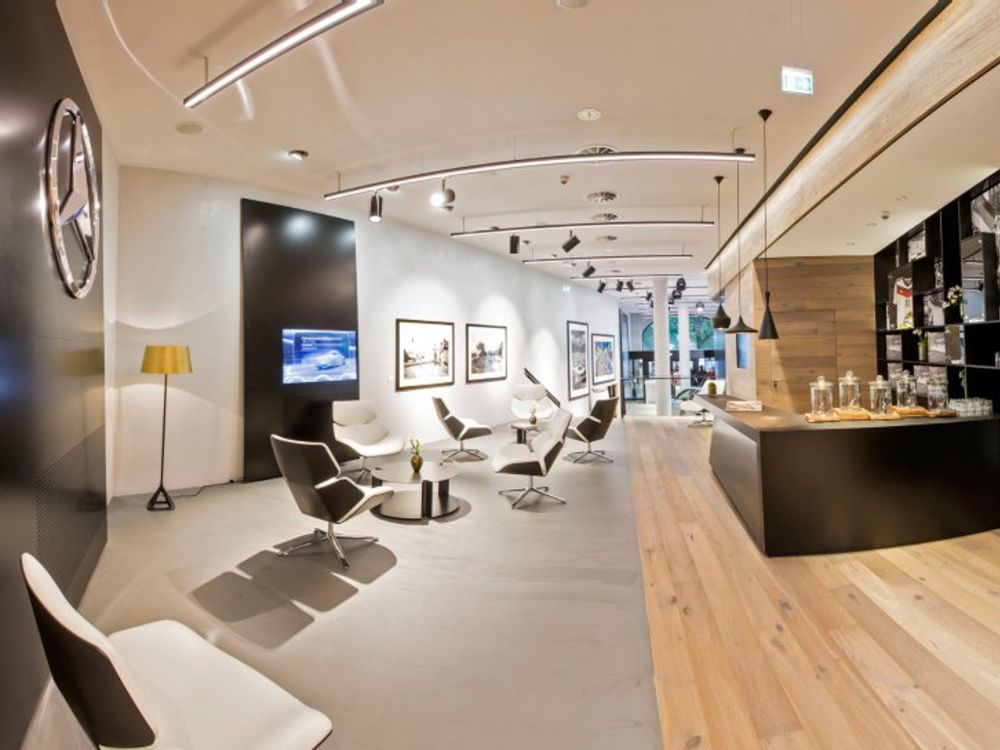 Loungebereich des weltweit ersten Citystores (Foto: Daimler AG)