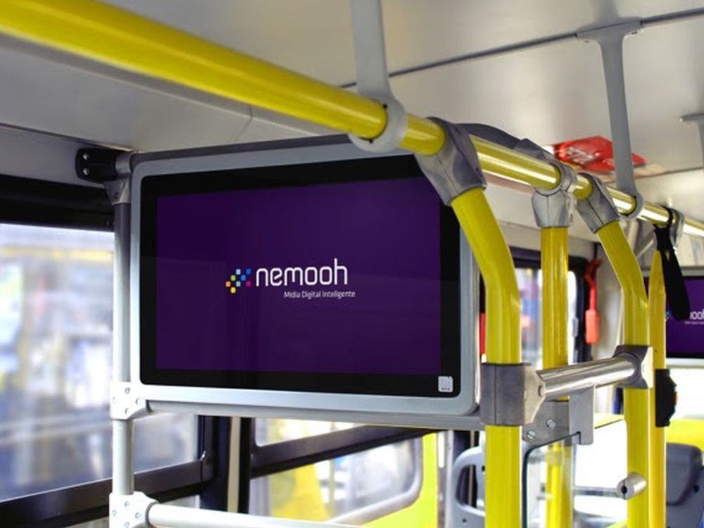 Einer von bald 2.000: Nemooh Screen in einem Bus (Foto: Broadsign)