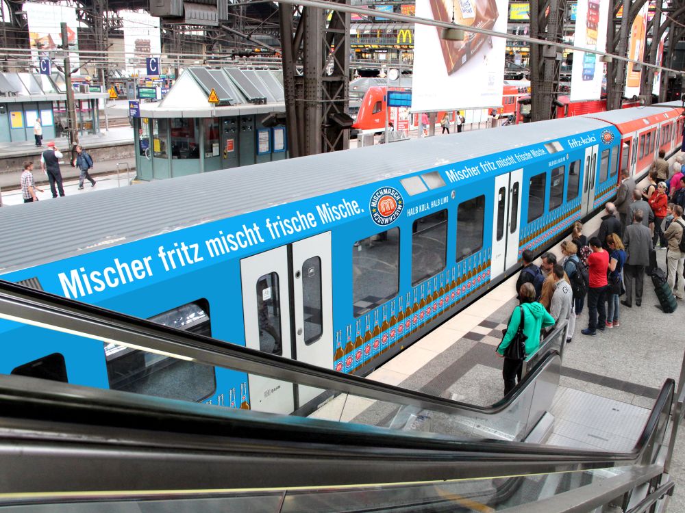 DB-S-Bahnzug mit Werbung (Foto: Ströer)