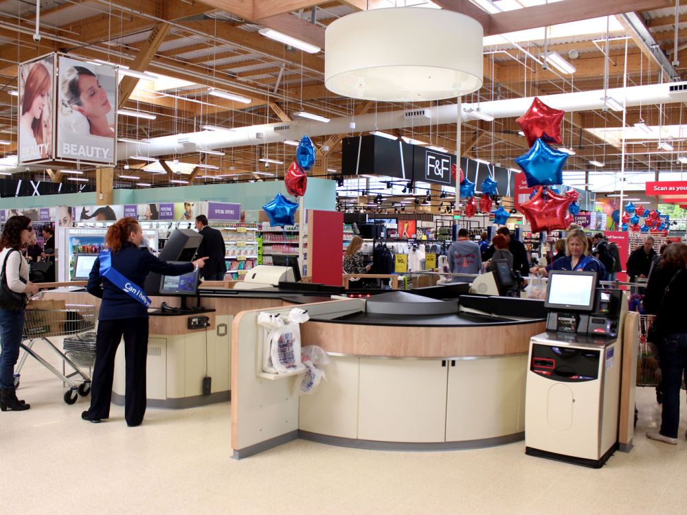 Supermarkt im britischen Lincoln mit der neuen Checkout-Lösung (Foto: NCR)