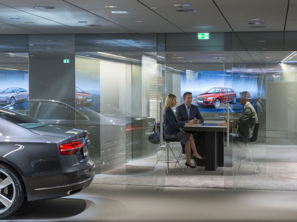 Audi City Berlin Beratungsgespräch mit Kunden (Foto: Audi)