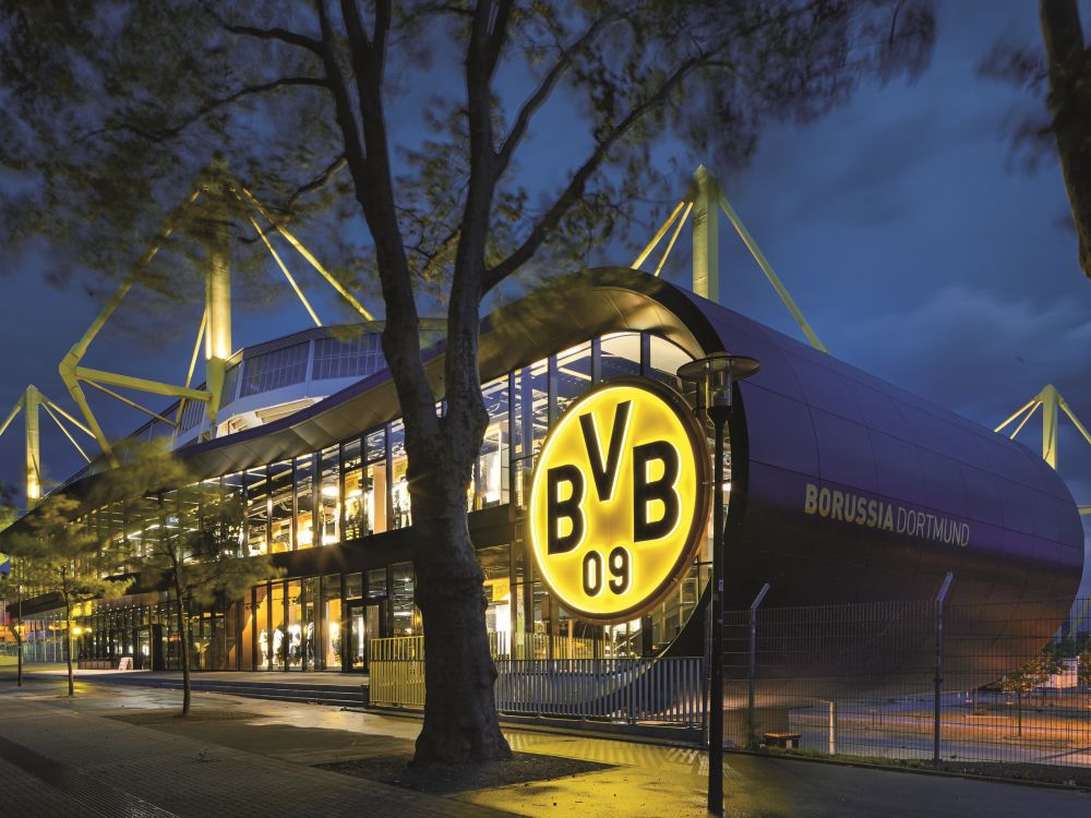 2 Stockwerke, 2.000 m² - neuer BVB-Fanshop in Dortmund (Foto: Zumtobel)