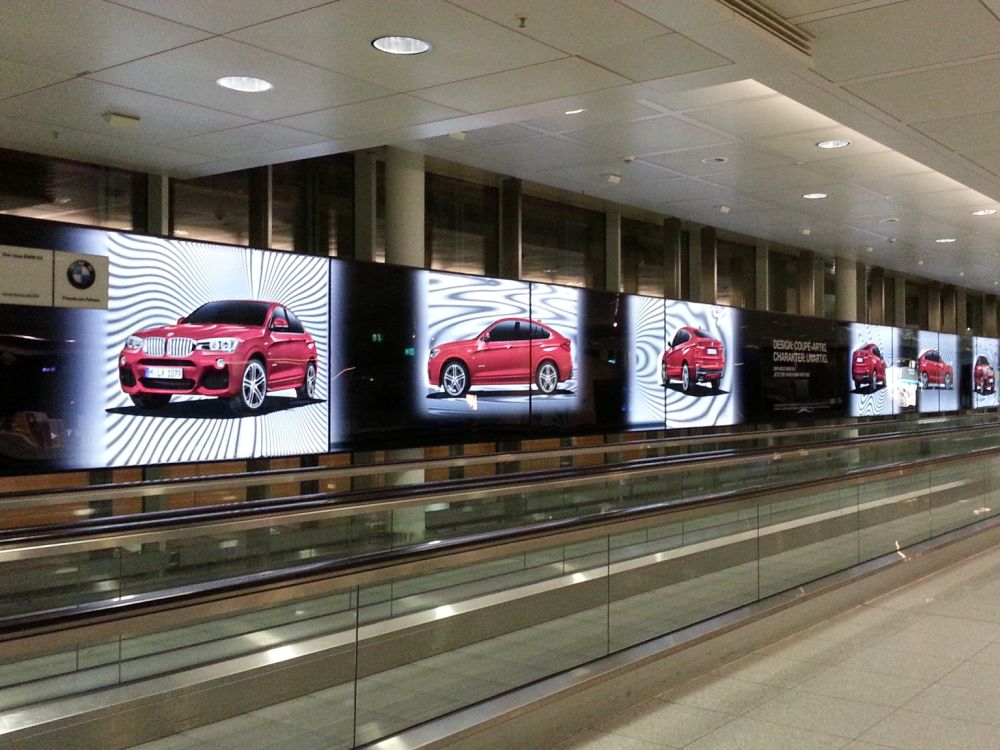 Moiré-Effekt als Stilmittel - Plakatkampagne für den BMW X4 Airport München (Foto: Serviceplan)
