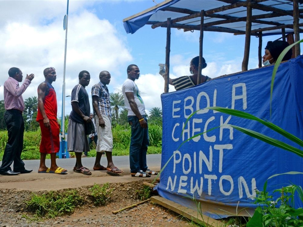 Ebola Checkpoint in der Nähe von Freetown (Foto: Ricci Shyrock/IRIN)