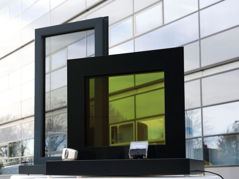 LCW und herkömmliche Fassade: An Flüssigkristallfenstern wird geforscht (Foto: Merck)