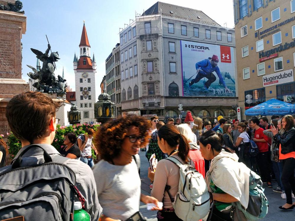 Under Armour-Kampagne am Marienplatz in München (Foto: Posterselect)