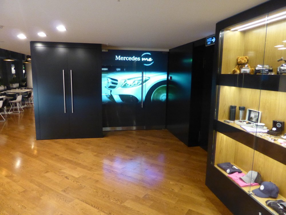 rear projection bringing dynamic content on the glass door at the entrance of the cafe (photo: invidis)