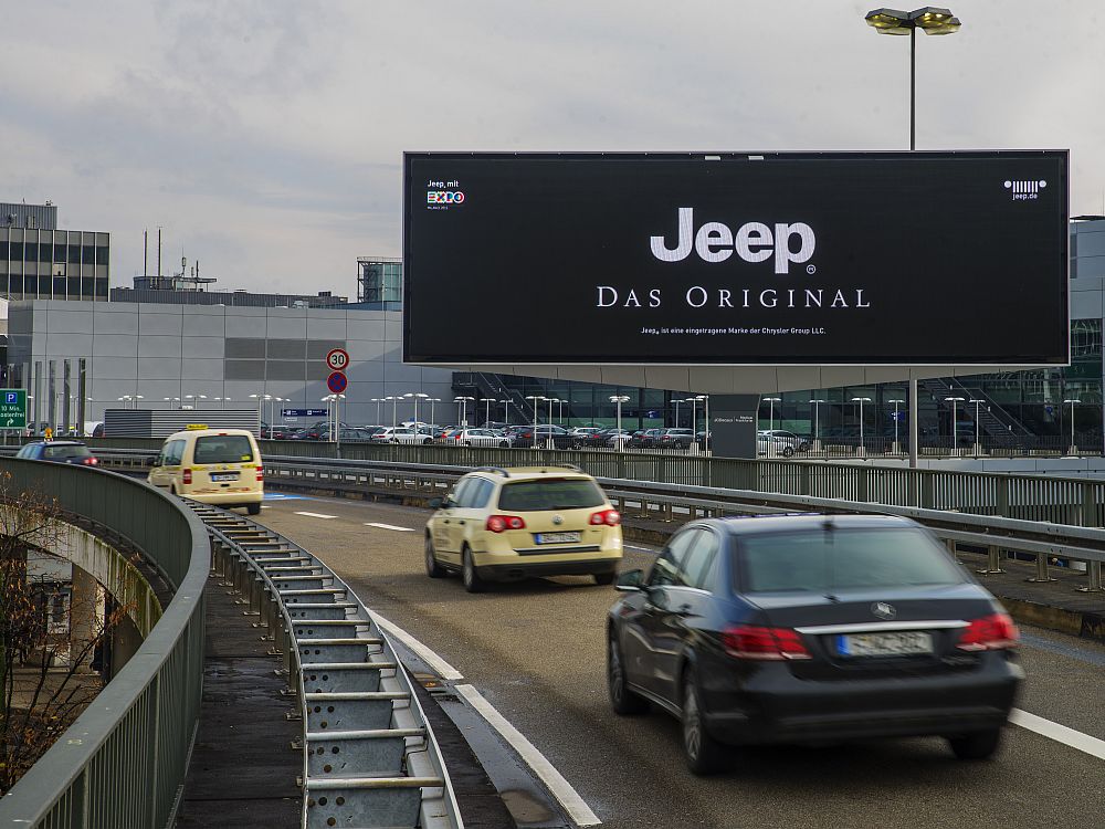 Kampagne für Jeep auf dem Digital Landmark (Foto: Media Frankfurt)