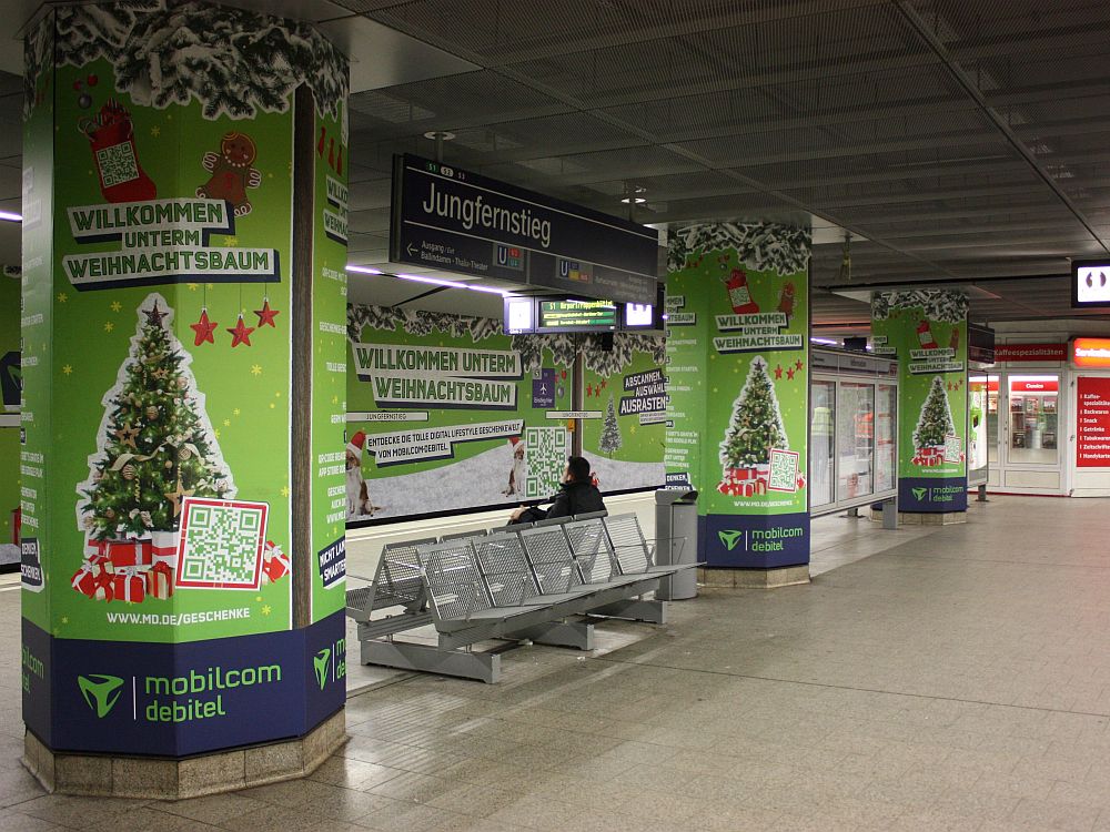 Der Jungfernstieg im weihnachtlichen Mobilcom-Debitel Grün (Foto: Mobilcom-Debitel)