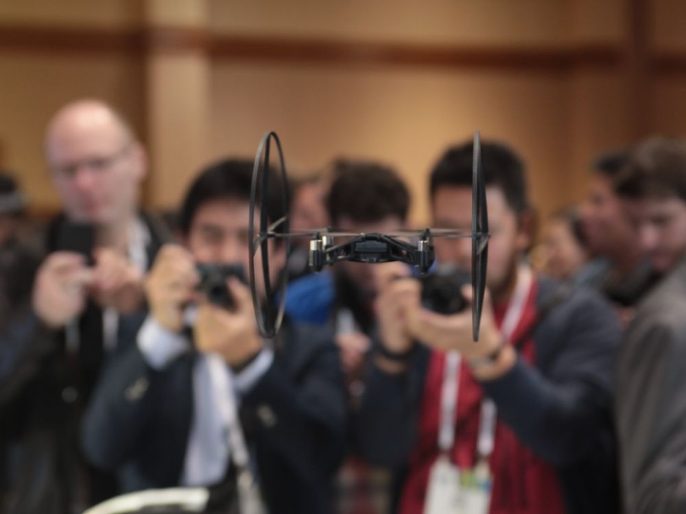 Im vorigen Jahr auf der CES: Drohne und Messebesucher (Foto: CES)