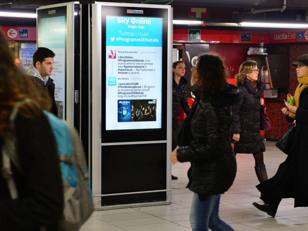 Urban Live Tweeting: DooH-Aktion für Sky Italia Screens in einer U Bahn-Station (Foto: IGPDecaux)