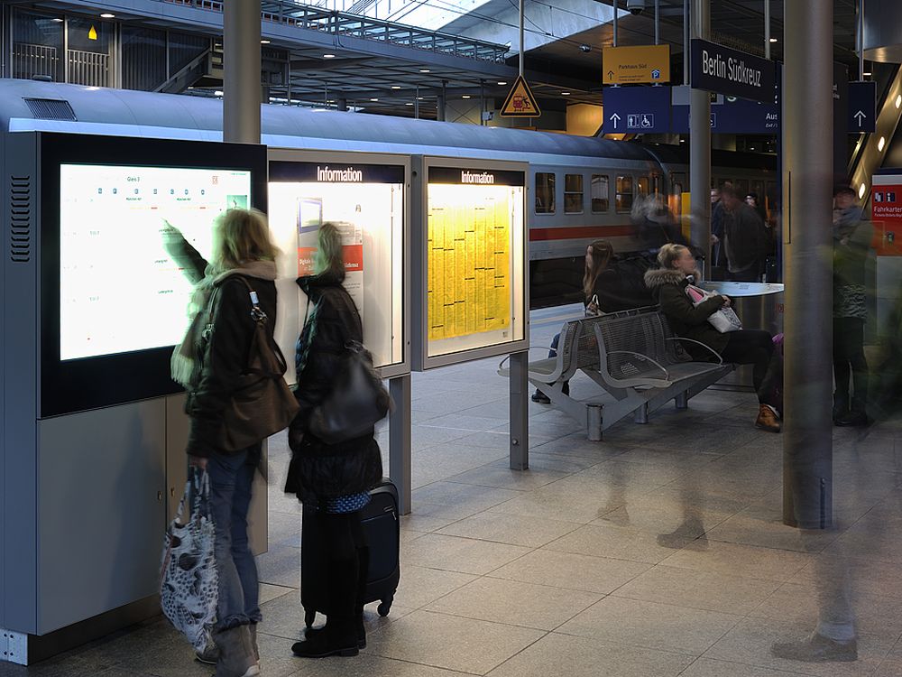 Interaktive Signage-Stele mit Beacons am Bahnhof Südkreuz (Foto: ST-Vitrinen Trautmann)
