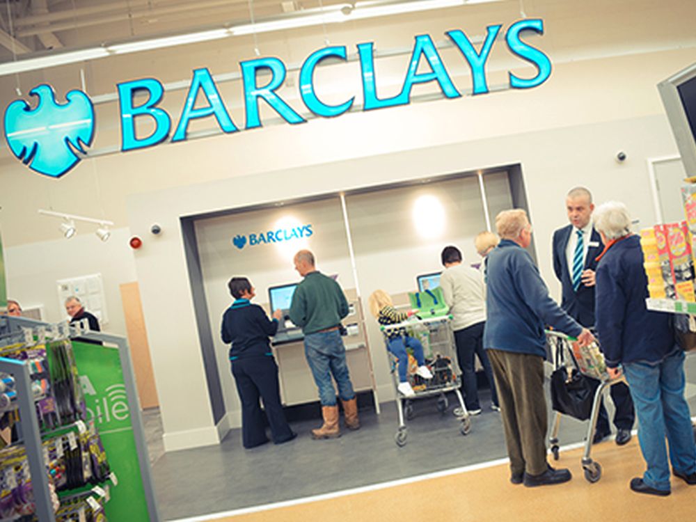 Kunden vor einer Barclays Essentials-Filiale in einem ASDA (Foto: ISG)