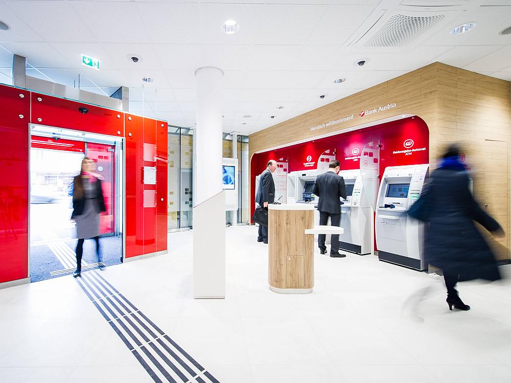 Bank Austria-Flagship in Mödling: Eingangsbereich (Foto: Bank Austria – Lukas Bezila)