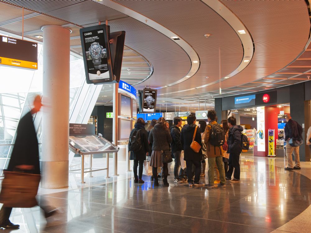 Casio-Kampagne auf DooH-Screens am Airport in Frankfurt (Foto: Media Frankfurt)