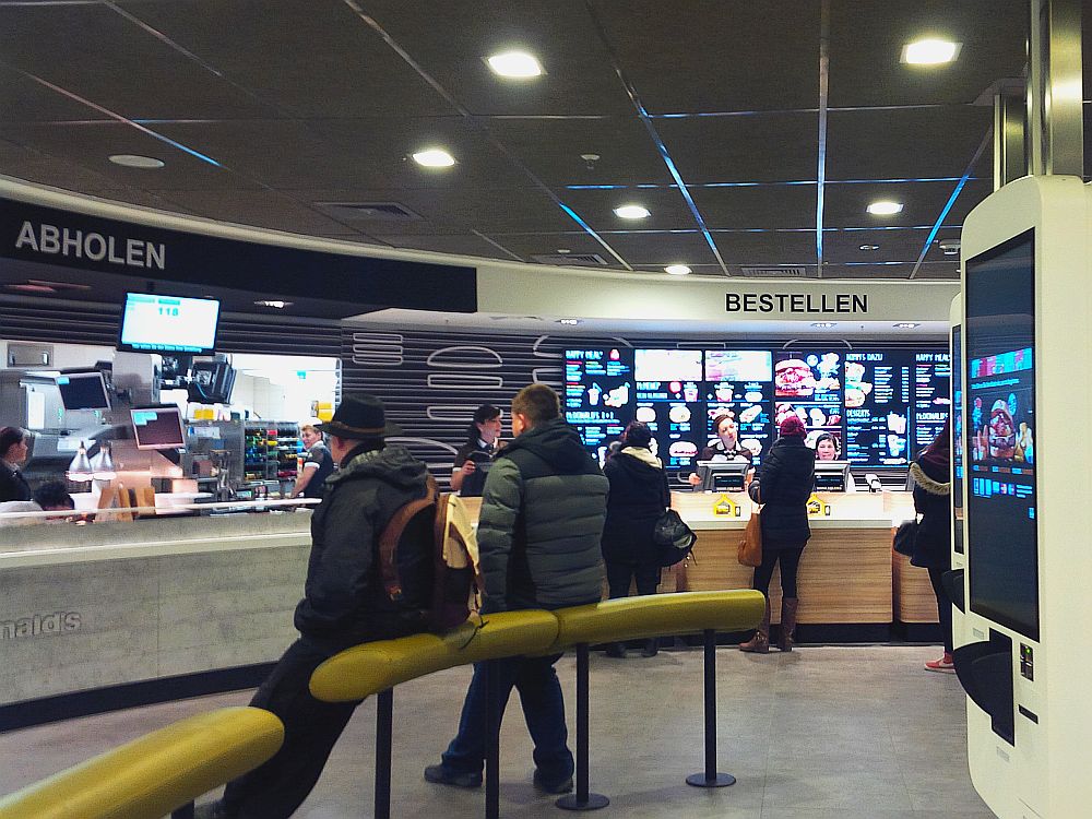 Digital Menu Boards und Easy Order-Terminals in der McDonald's-Filiale am Münchner Hauptbahnhof (Foto: invidis)