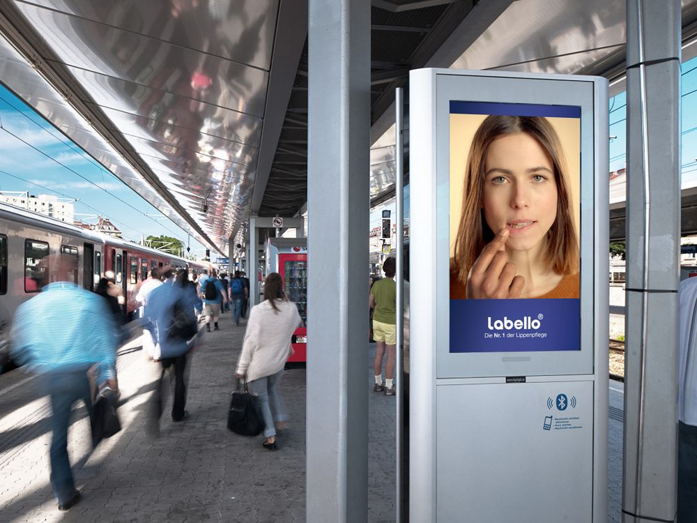DooH-Kampagne für Labello auf Digilight an einem ÖBB-Bahnhof (Foto: Digilight)