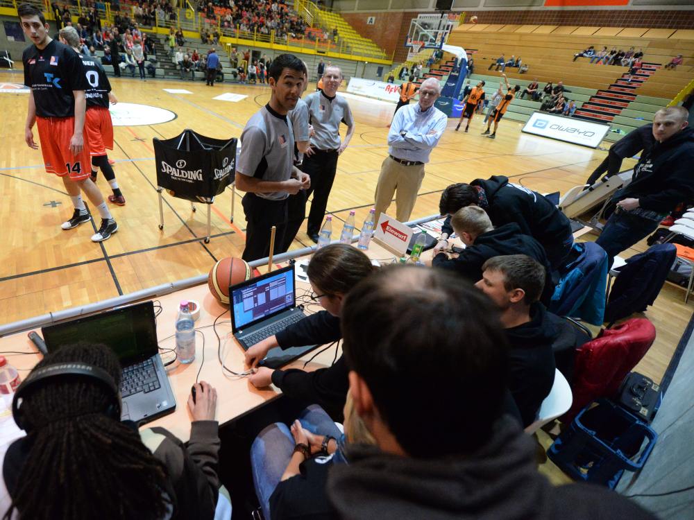 Spiel am 13. März 2015: Schiedsrichter erkundigen sich beim Anschreibetisch über den Zustand der Anzeigetafel (Foto: Sportpictures.de)