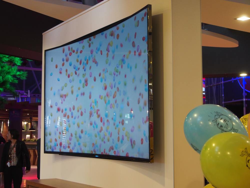 Viele bunte Smarties: Curved Samsung 4K Screen bei McDonald's (Foto: invidis)