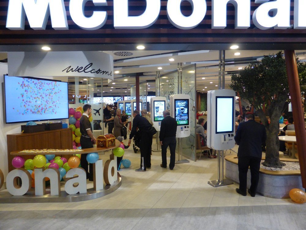 Welcome Zone with Digital Signage (Photo: invidis)