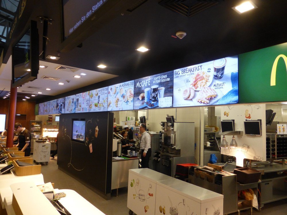 Digital Menu Boards at Mc Donalds FRA (Photo: invidis)