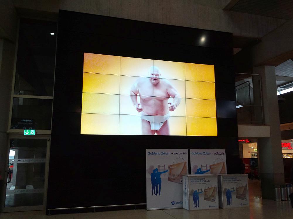 4x4 Video Wall aus UHD-Screens am Flughafen Köln/ Bonn (Foto: invidis)