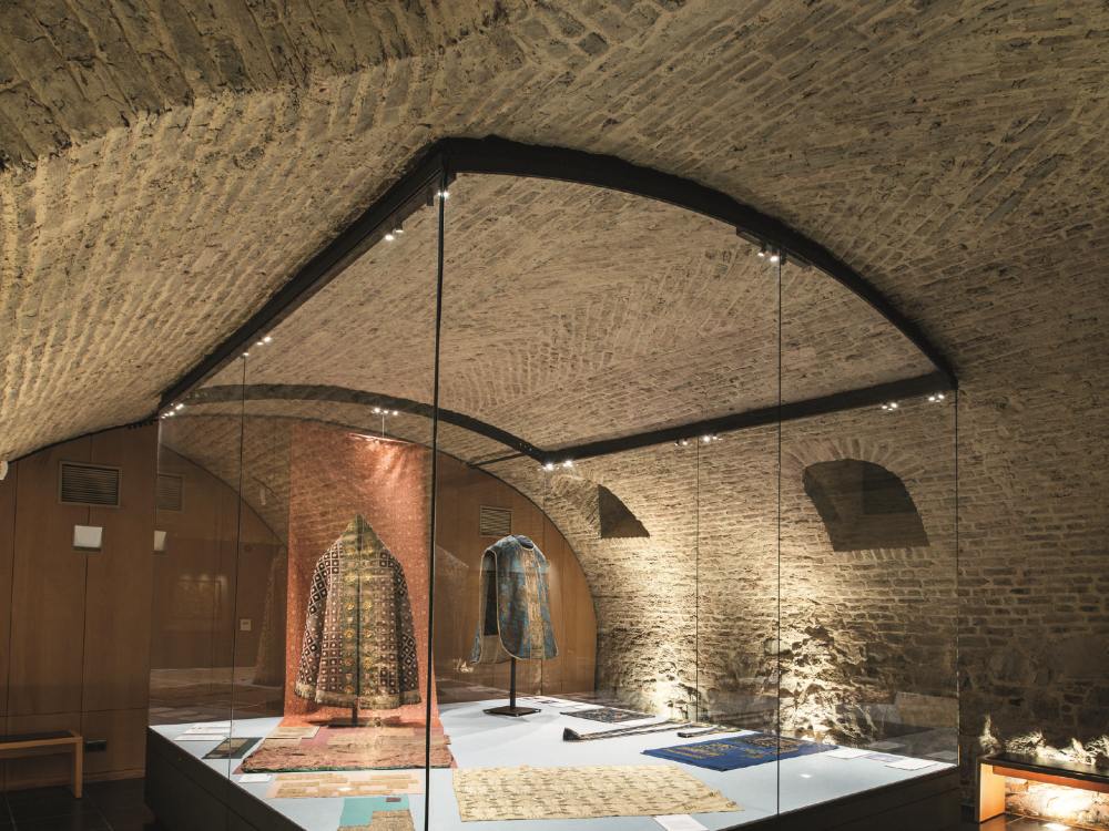 Maßvolle Inszenierung in historischer Umgebung: Gewölbe in der Domschatzkammer (Foto: Zumtobel)