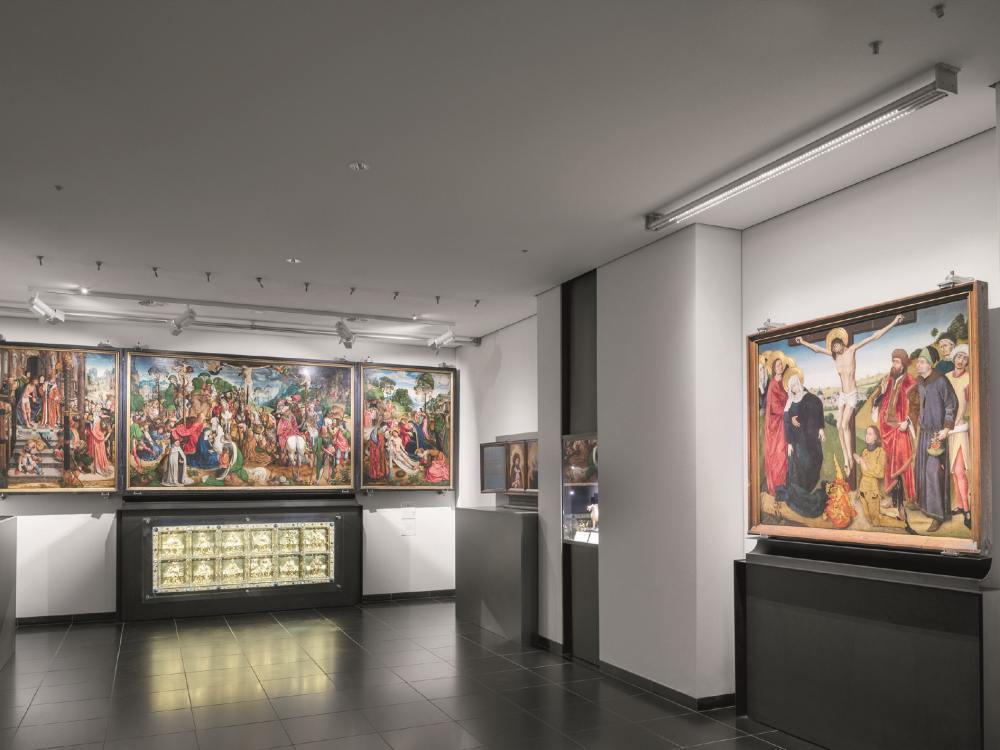 Triptychon und wertvolles Gemälde in der Domschatzkammer Aachen (Foto: Zumtobel)