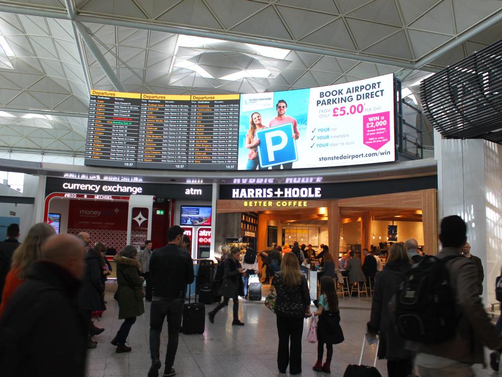 LED Signage - Curved Screen in Stansted (Foto: NanoLumens)