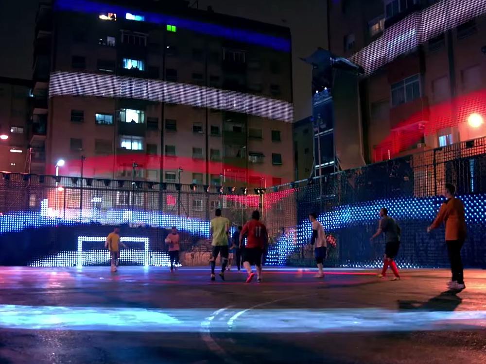 Mit Projection Mapping Lighting und einer Drohne erfindet Pepsi den Fußball neu (Screenshot: invidis)