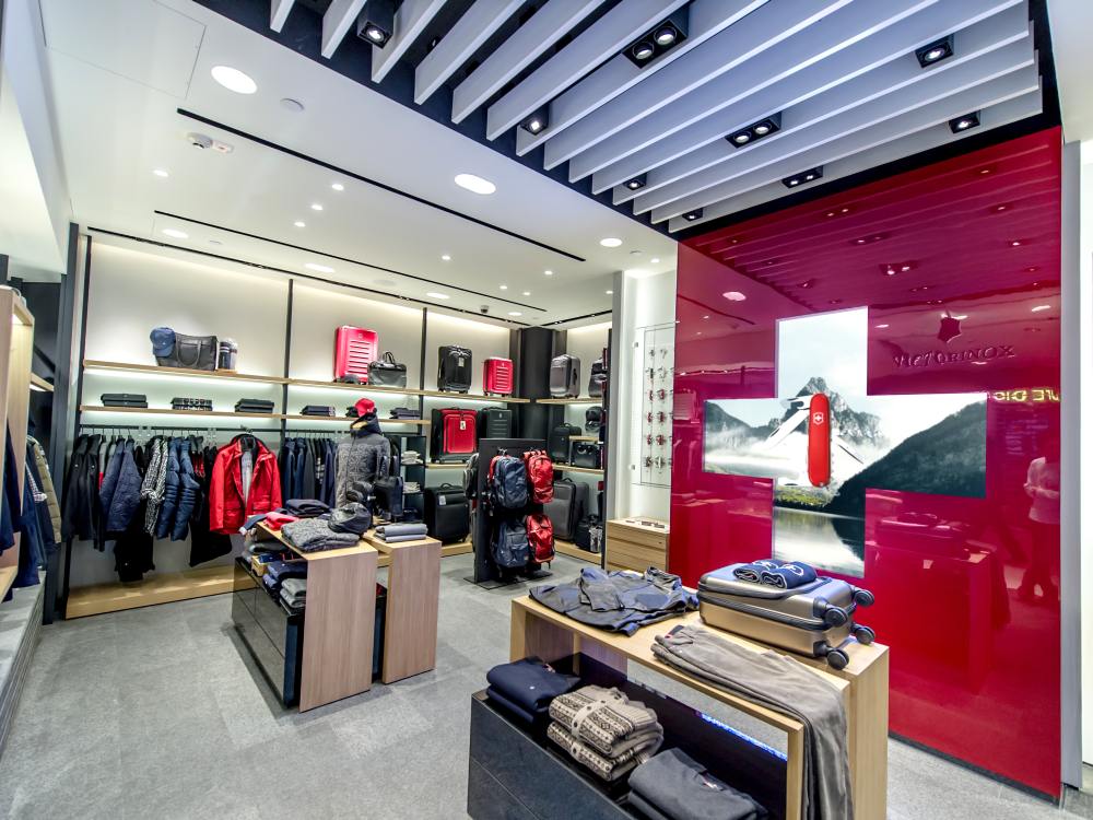 LED Signage: Red Cross Wall im Victorinox Store in Hong Kong(Foto: Netvico)