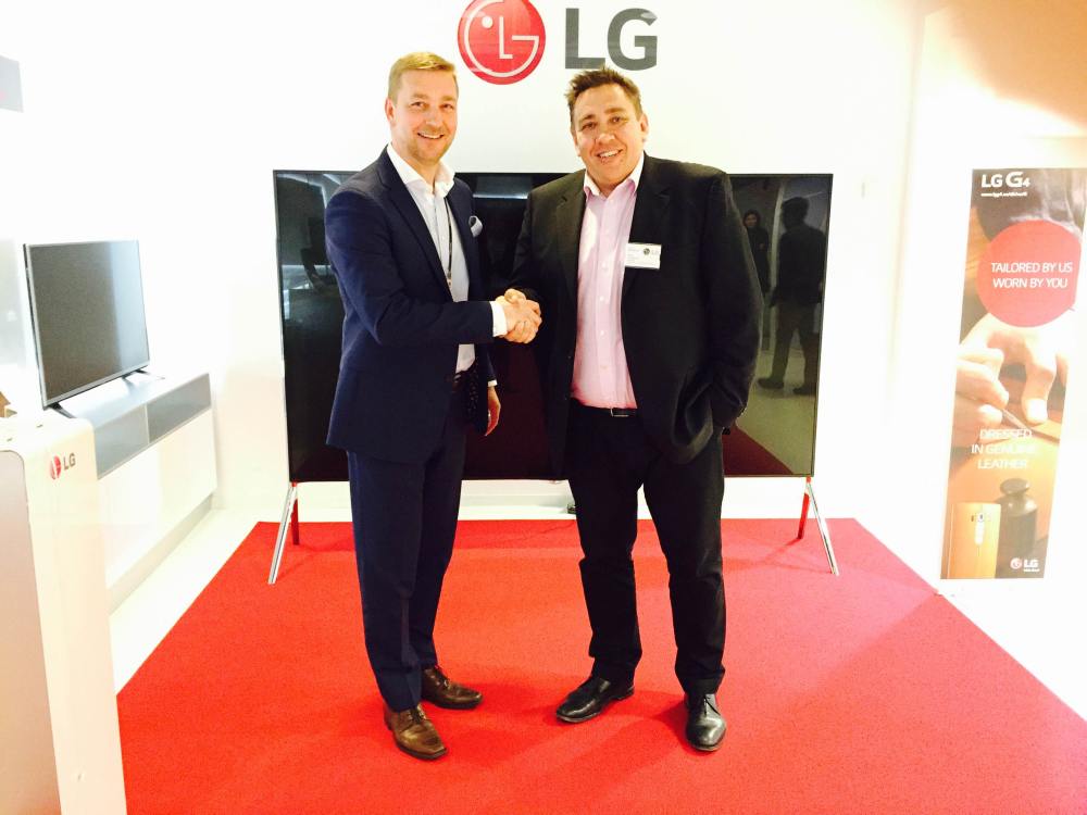 V.l.: Harri Ekholm, Director B2B, LG Electronics Nordic AB und Martin Romanowski, CEO Smartsign AB (Foto: Smartsign)